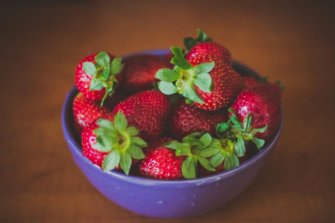 Groene kroontje van aardbeien is smakelijk én gezond