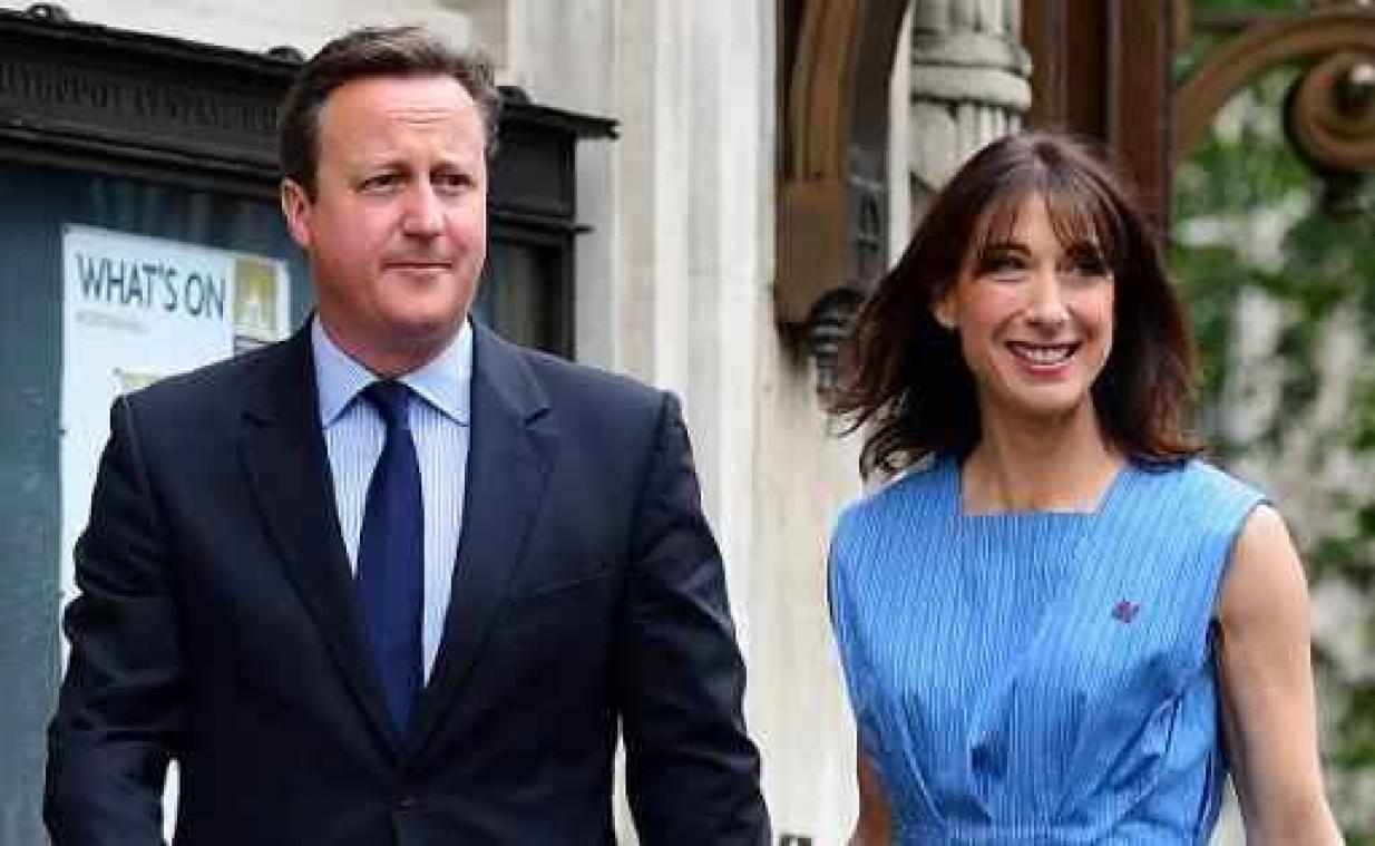 Britse premier David Cameron blijft aan