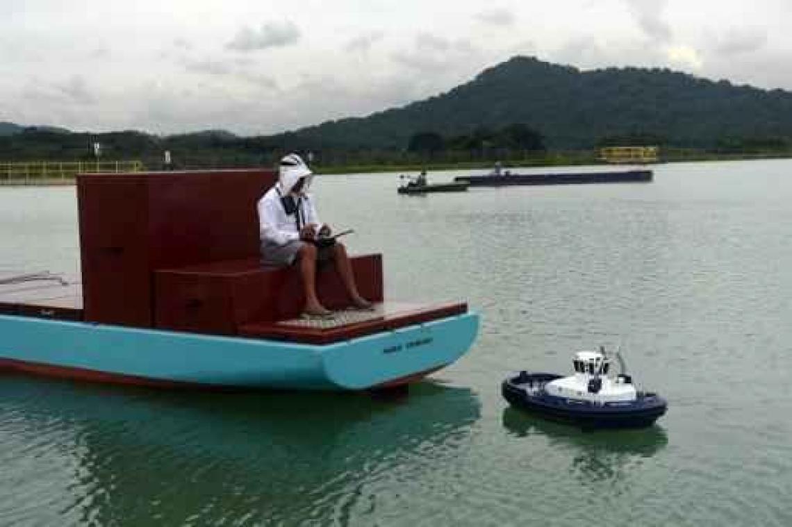 Chinees schip vaart als eerste door verbreed Panamakanaal