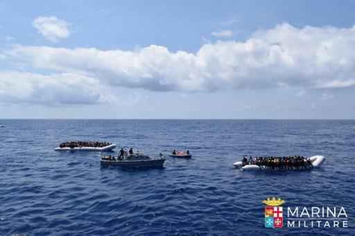 Vluchtelingencrisis - Ruim 3.300 migranten gered voor kust van Libië