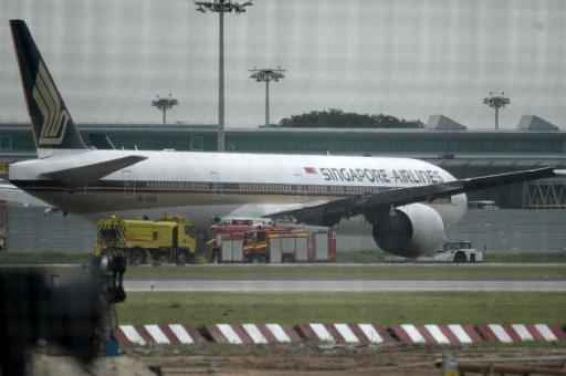 Vliegtuig van Singapore Airlines vliegt in brand na noodlanding