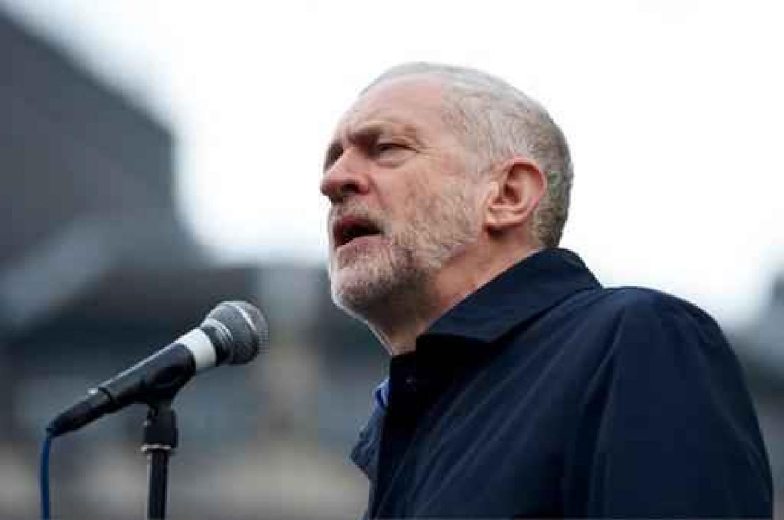 "Stap nu op", zegt de Daily Mirror tegen Labourleider Jeremy Corbyn