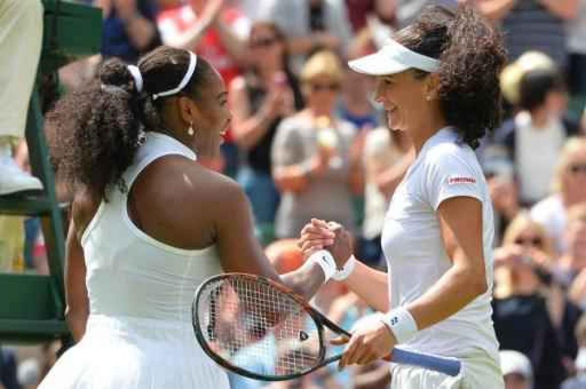 Titelverdedigster Serena Williams neemt vlot eerste horde