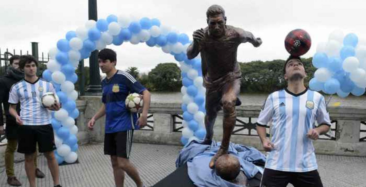 Standbeeld moet Messi overtuigen om niet te stoppen als international