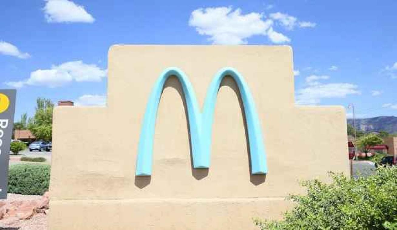 McDonalds opent restaurant met turkooizen logo