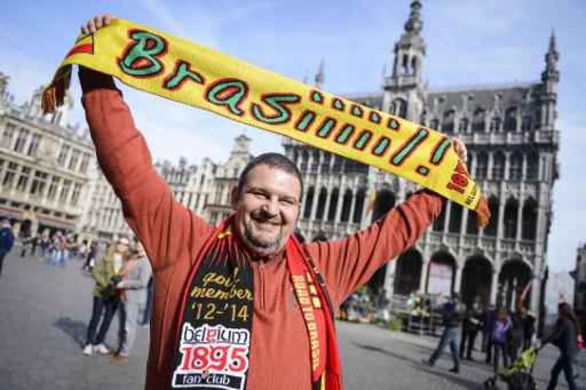EK 2016 - Belgische supporters eren overleden Erik Reynaerts in Rijsel