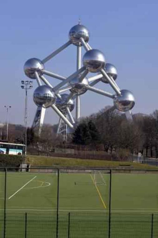 Atomium viert tiende verjaardag renovatie met vredeswensen