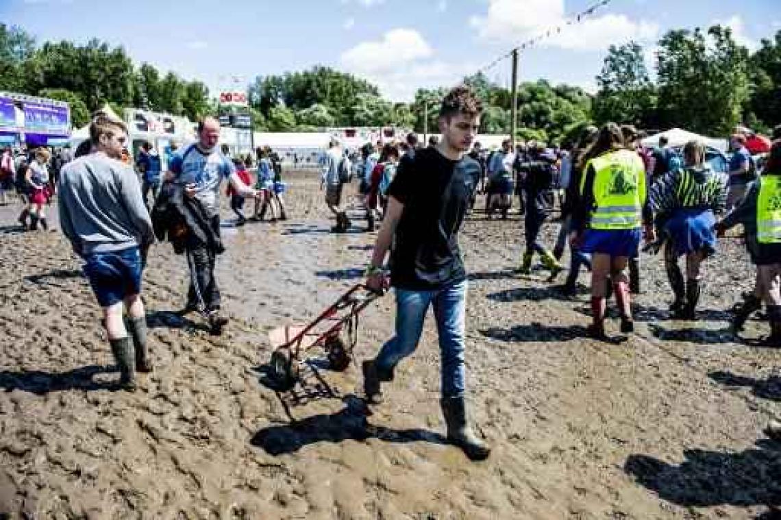 Rock Werchter - 5.500 ton zand en 20.000 m3 boomschors om festivalweide moddervrij te houden