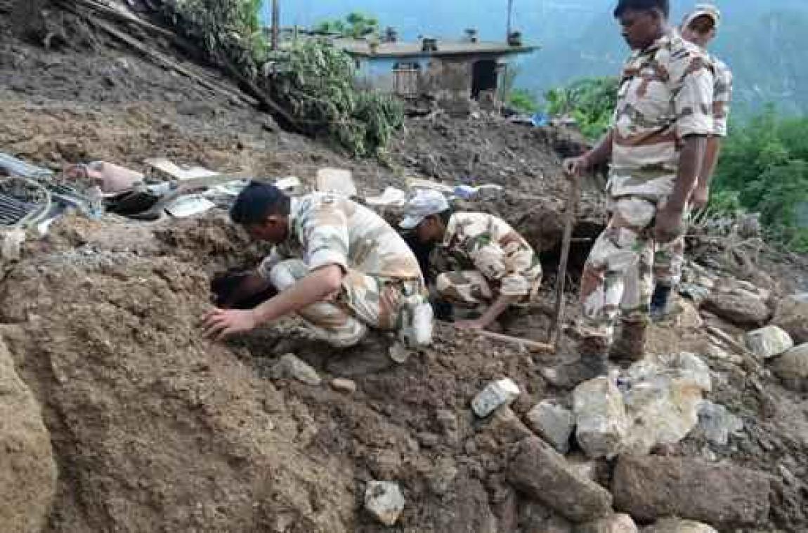 Tientallen doden in Pakistan en India door overstromingen en landverschuivingen
