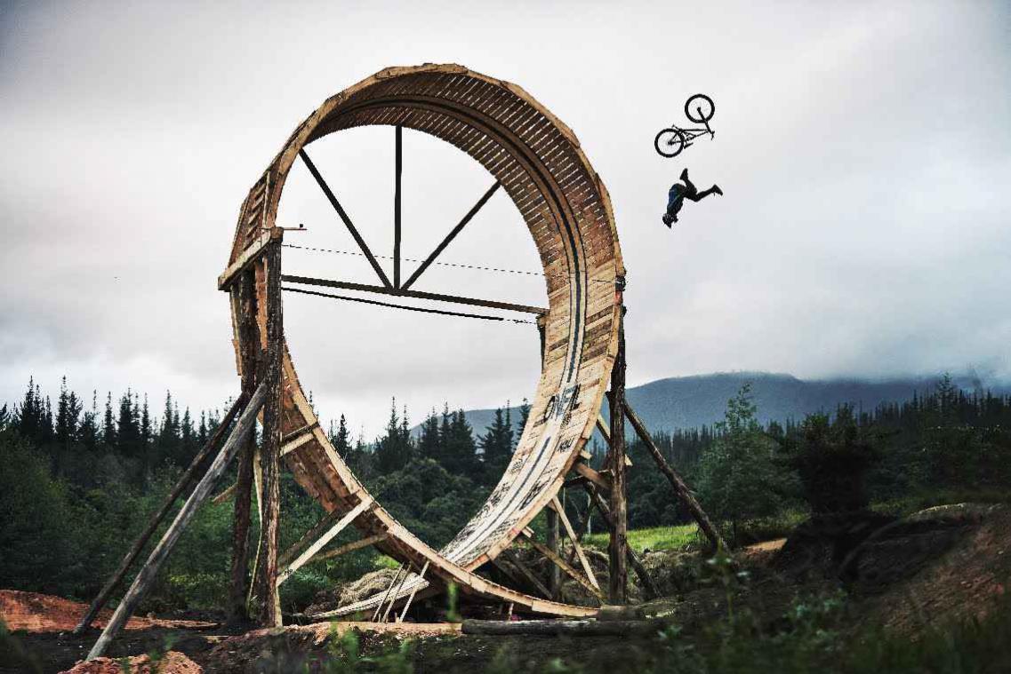 Mountainbiker valt uit 12 meter hoge 'Loop of Doom'