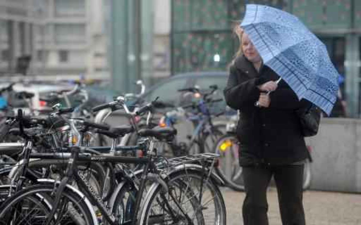Lokale buitjes tijdens wisselend tot zwaarbewolkte maandagnamiddag