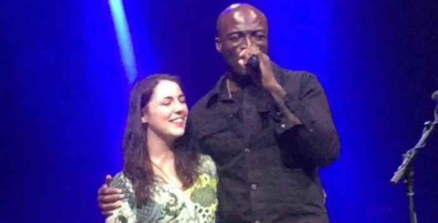 Seal verrast straatmuzikante