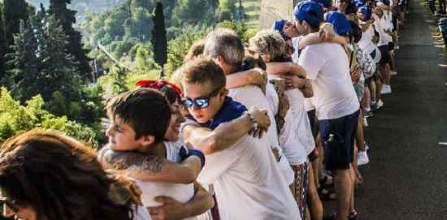 Wereldrecord grootste groepsknuffel is verbroken in Bergamo