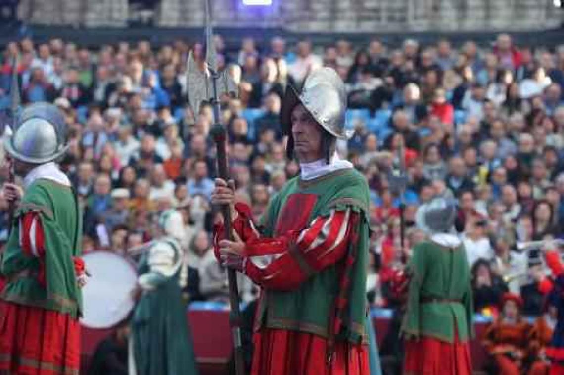 Brusselse Ommegang en Ozark Henry palmen de Brusselse Grote Markt in