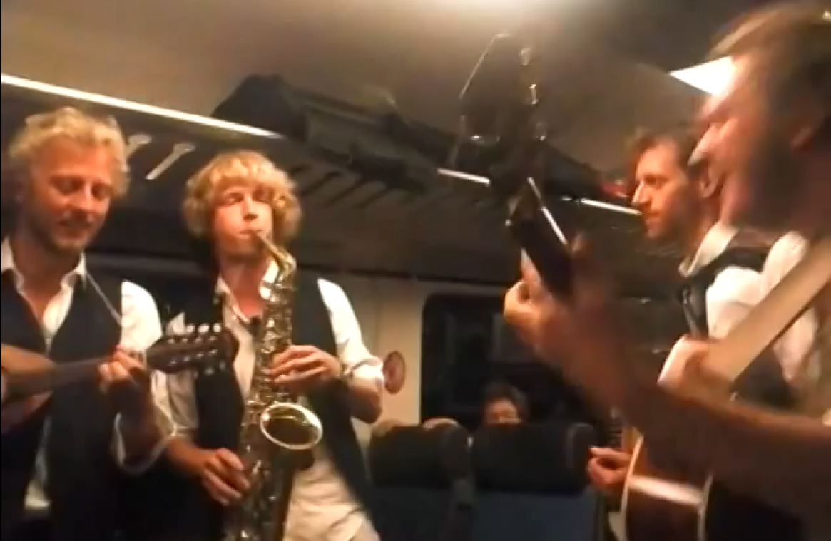 Band doorbreekt stilte in stiltecoupé van NS trein