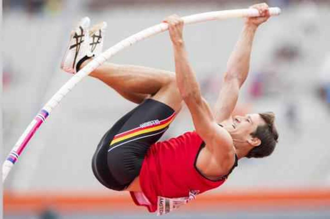 Van der Plaetsen wint polsstokspringen en pakt leiding in tienkamp