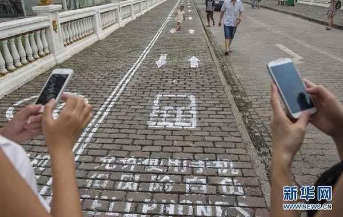 China ontwerpt eerste voetpad voor sms'ende voetgangers