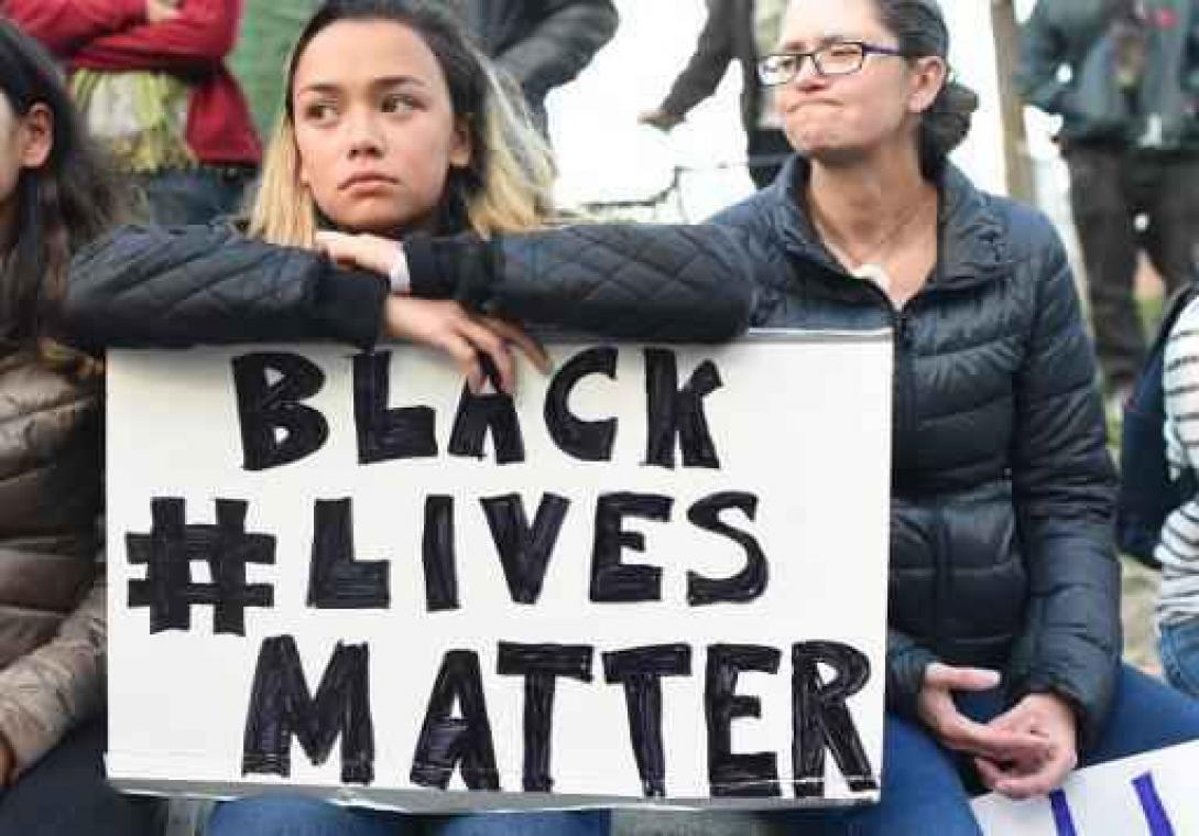 Agenten neergeschoten in Dallas - Amerikanen trekken de straat op en vragen gerechtigheid voor slachtoffers politiegeweld