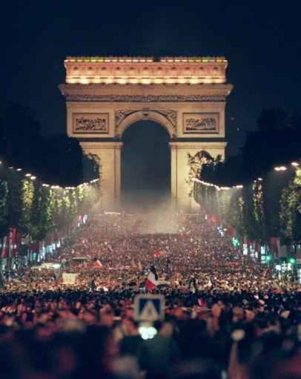 EK 2016 - Zondagavond 3.400 agenten op Champs-Elysées, geen spelersdéfilé bij winst Frankrijk