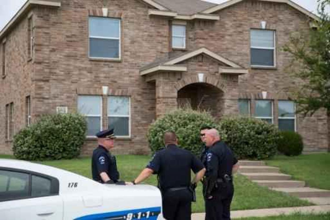 Agenten neergeschoten in Dallas - Schutter oefende schietpartij in zijn tuin