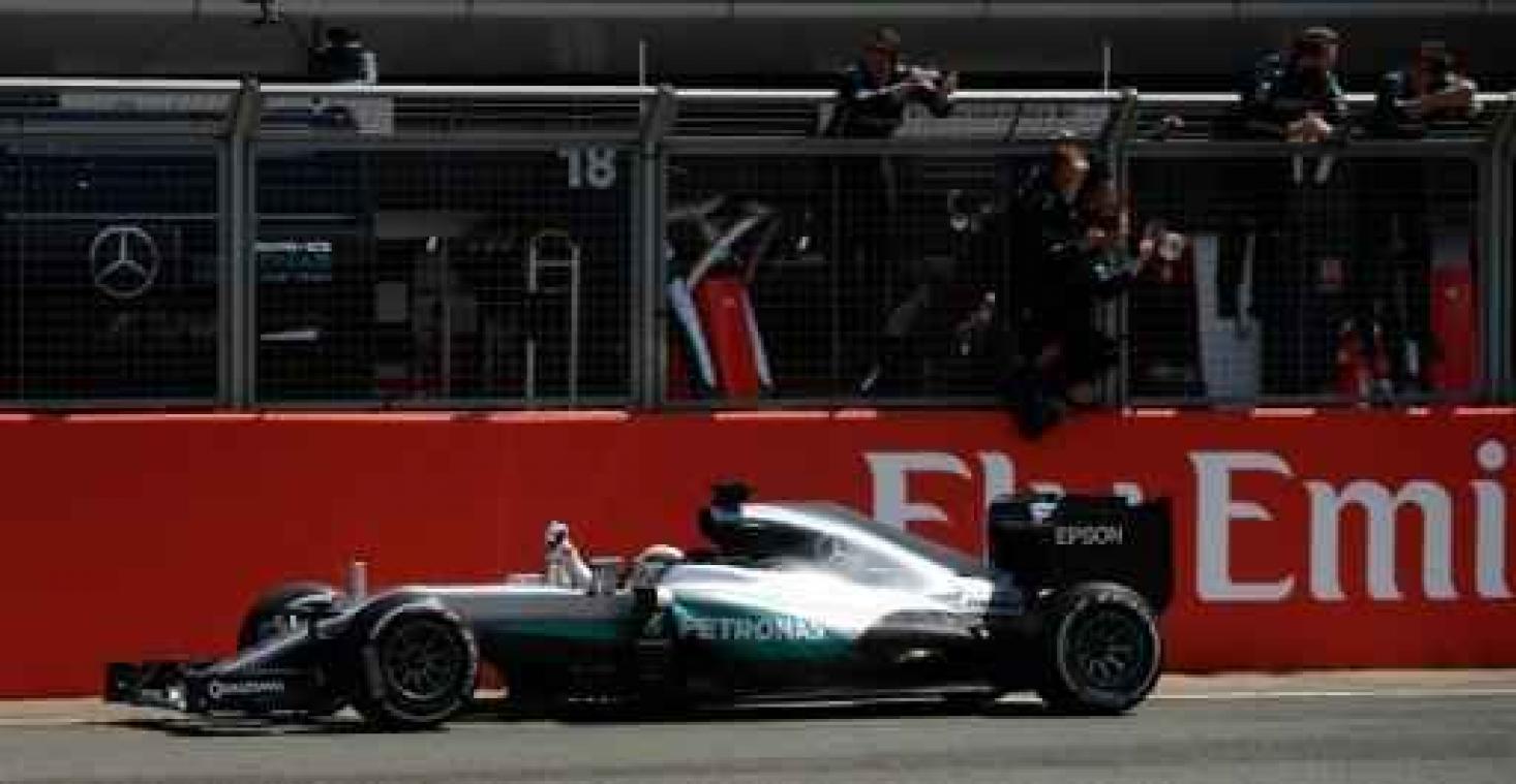 Lewis Hamilton zegeviert derde opeenvolgende keer op Silverstone