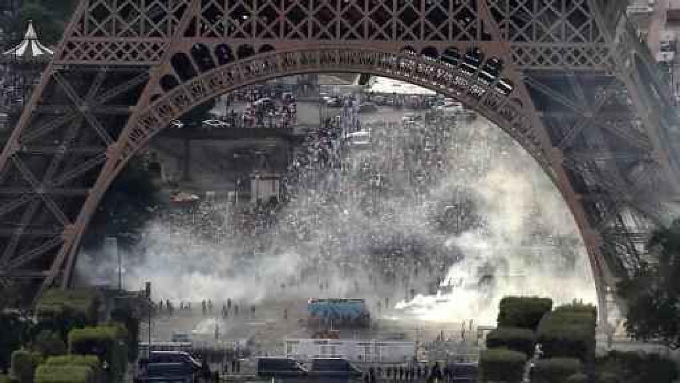 EK 2016 - Veertigtal mensen opgepakt in Parijs, ook traangas gebruikt op Champs-Elysées