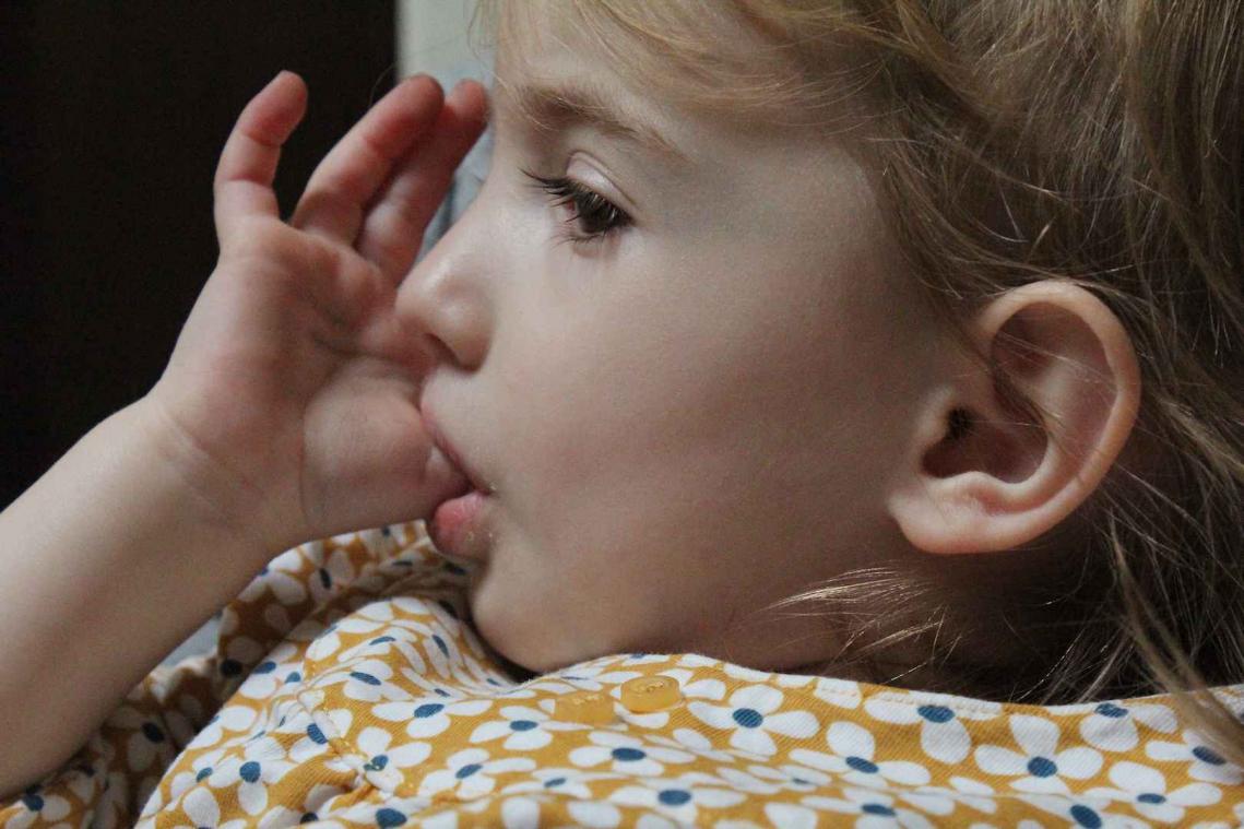 Kinderen die nagelbijten of duimzuigen hebben later minder kans op allergieën