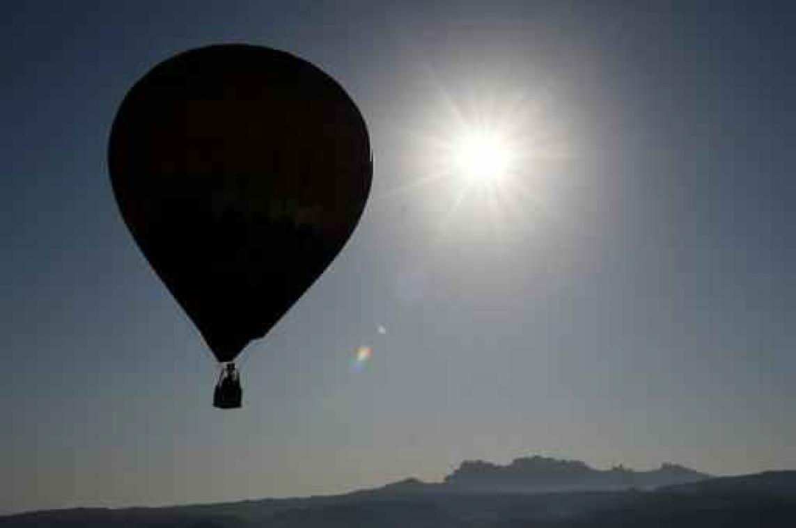 Russische avonturier stijgt op in Australië voor recordpoging met luchtballon