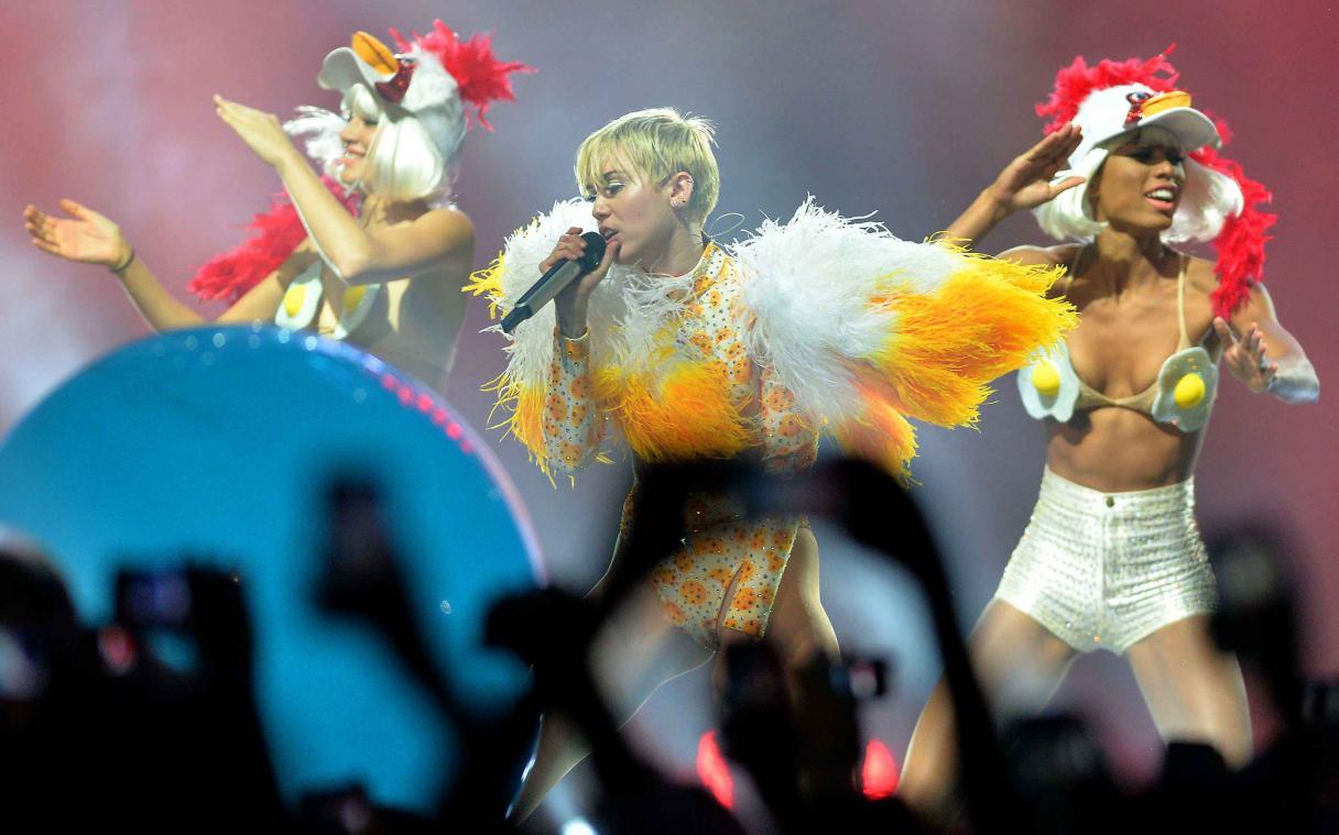 Mexico wil Miley Cyrus beboeten voor twerken met Mexicaanse vlag