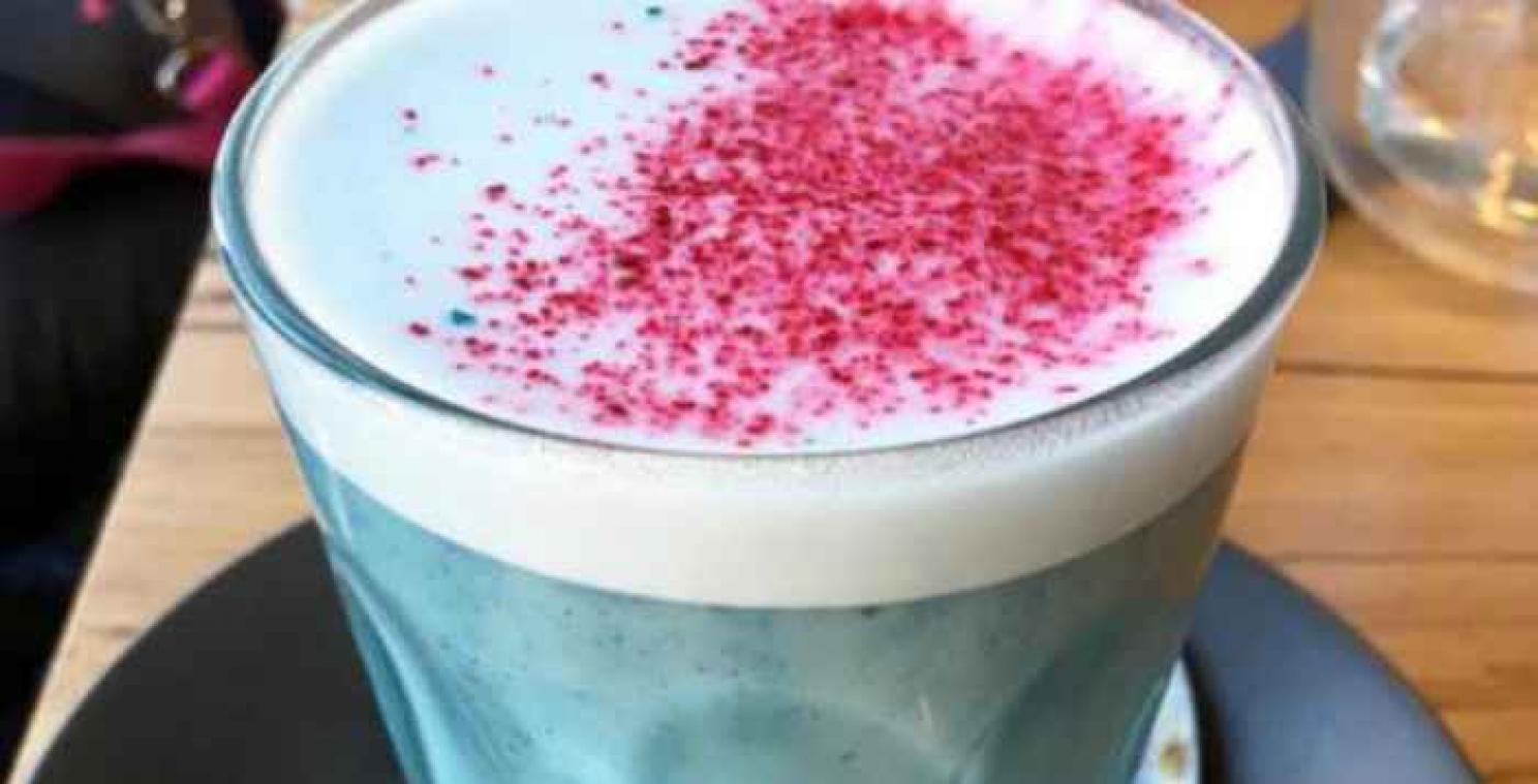 Na de knalroze latte is er nu ook een smurfblauwe variant