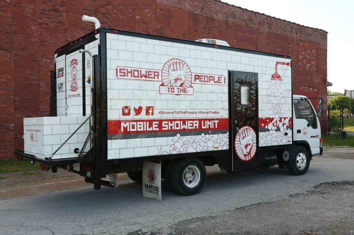 Amerikaan tovert oude vrachtwagen om tot douche voor daklozen