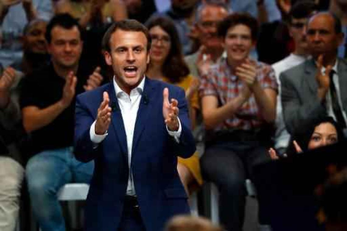 Franse minister Macron roept aanhangers op door te gaan "tot de overwinning"