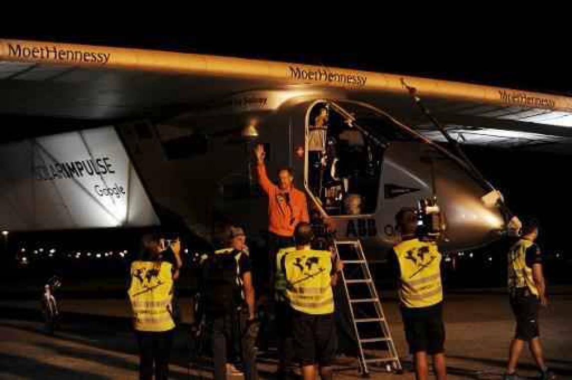 Zonnevliegtuig Solar Impulse rondt voorlaatste etappe van reis rond de wereld succesvol af