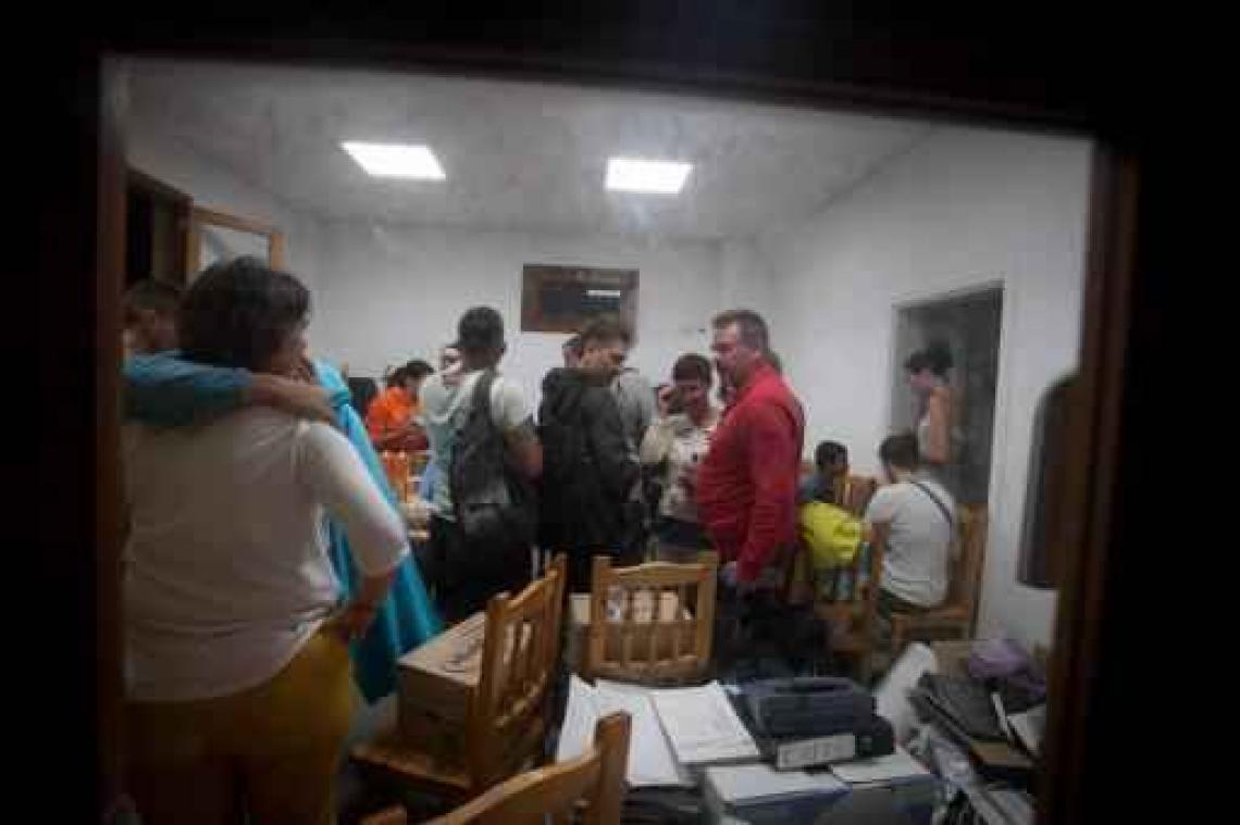 Meer dan 170 toeristen in de val nadat rotsblok weg vernielt in Tenerife