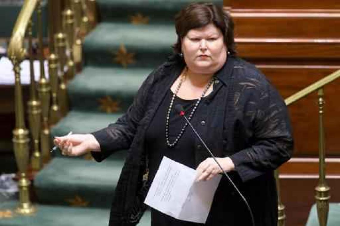 De Block wil sancties voor langdurig zieken