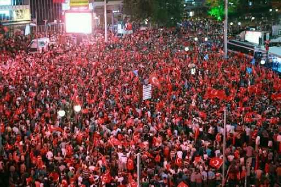 Couppoging Turkije - Tienduizenden mensen op straat voor "wake voor de democratie"