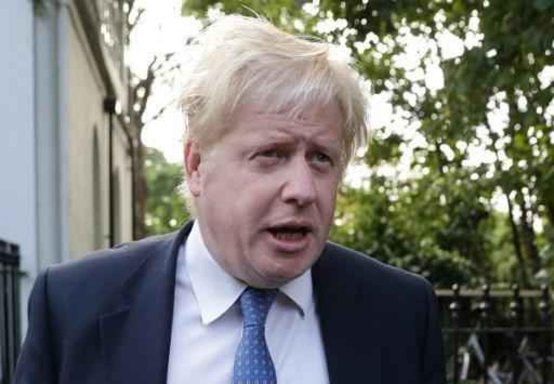 Vliegtuig Boris Johnson dat op weg is naar Brussel maakt noodlanding in Londen