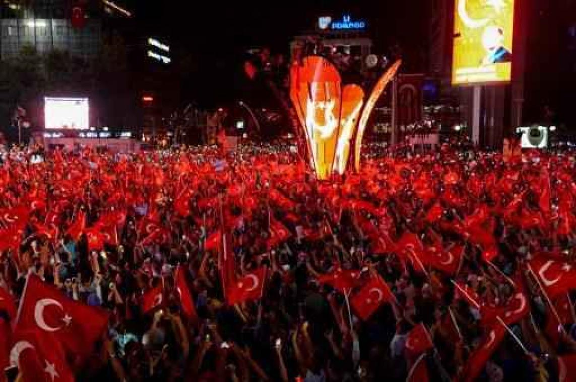 Couppoging Turkije - Regering roept Turken op te blijven manifesteren tegen couppoging
