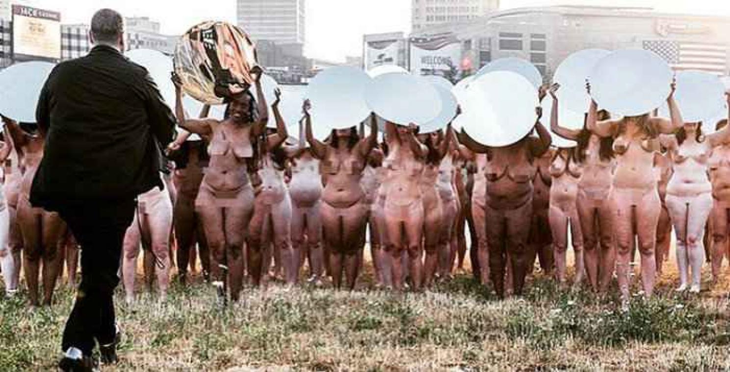 Spencer Tunick en honderd naakte vrouwen protesteren tegen Trump