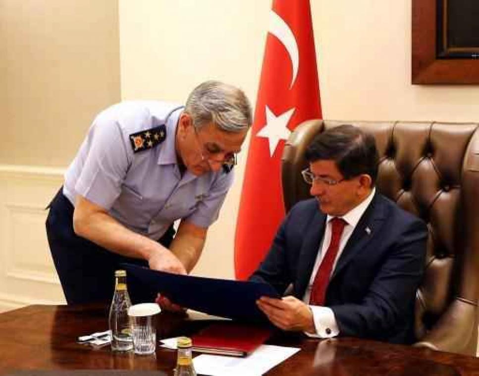 "Voormalig luchtmachtbevelhebber Ozturk bekent achter coup te zitten"