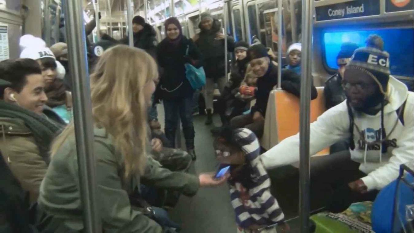 Komische buikspreker scoort meisjes op de metro