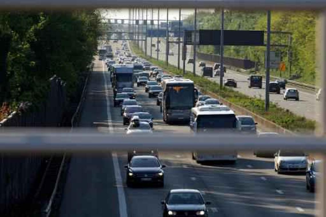 Extra drukte op treinen en wegen naar kust