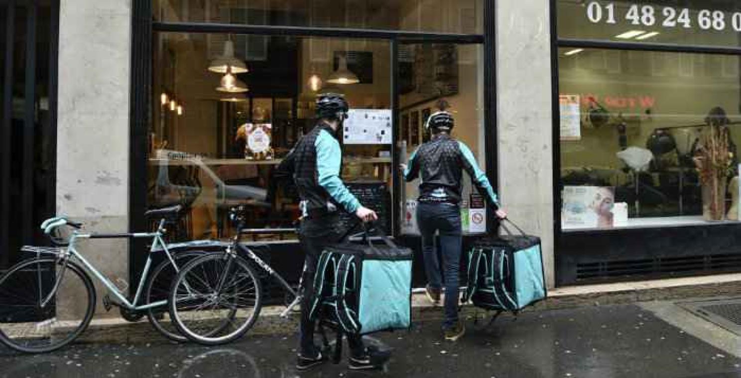 Deliveroo bezorgt nu ook wijn en bier aan huis