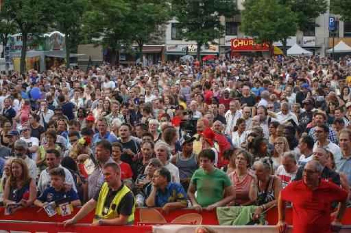 Nationale feestdag - Bal National trekt met 12.500 feestvierders beduidend minder volk aan