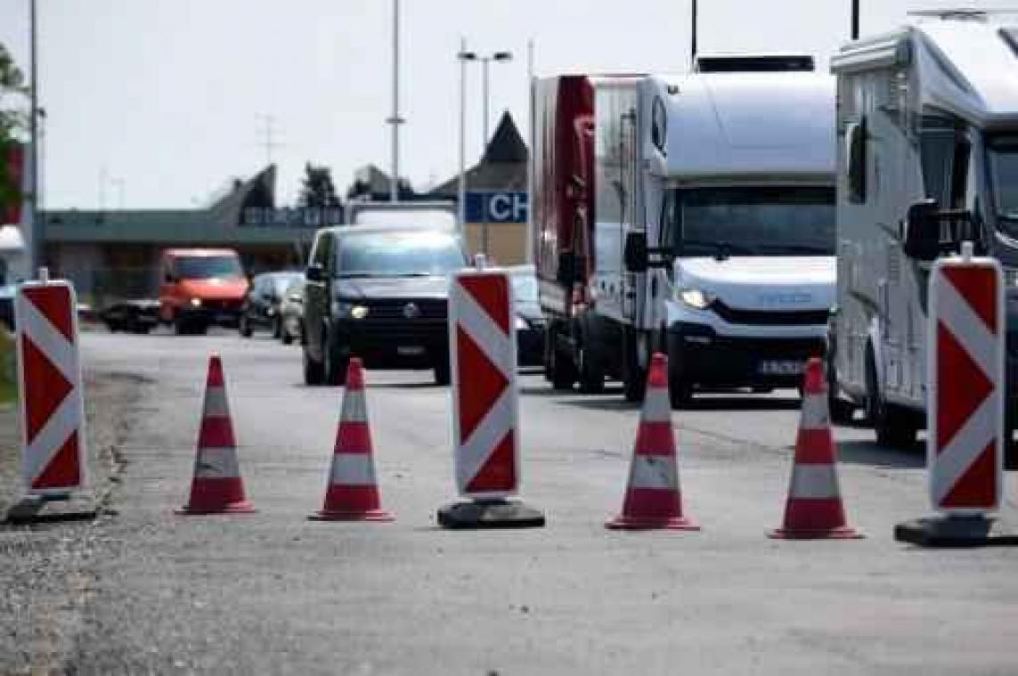 Vluchtelingencrisis - Oostenrijk klaar om hek van 100 kilometer aan grens met Hongarije recht te zetten