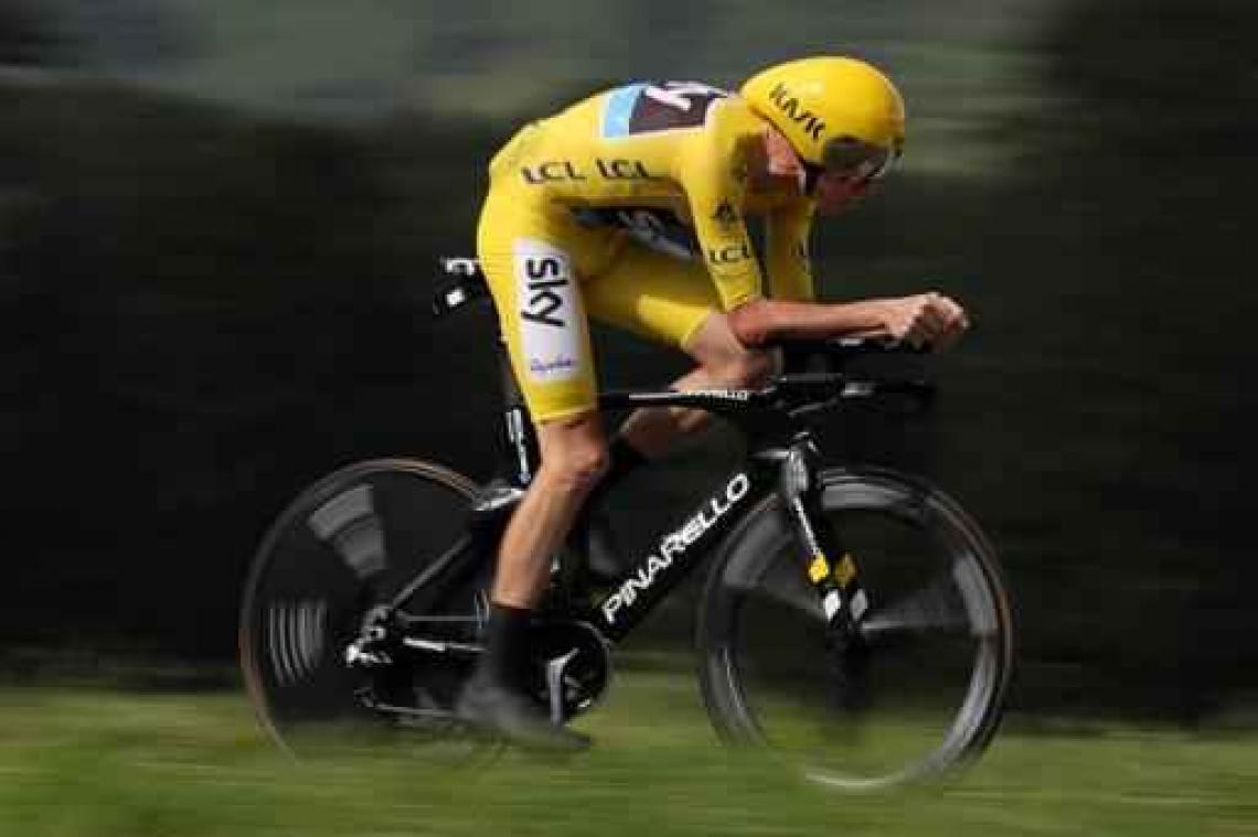 Chris Froome rijdt zich met tijdritwinst nog steviger in het geel
