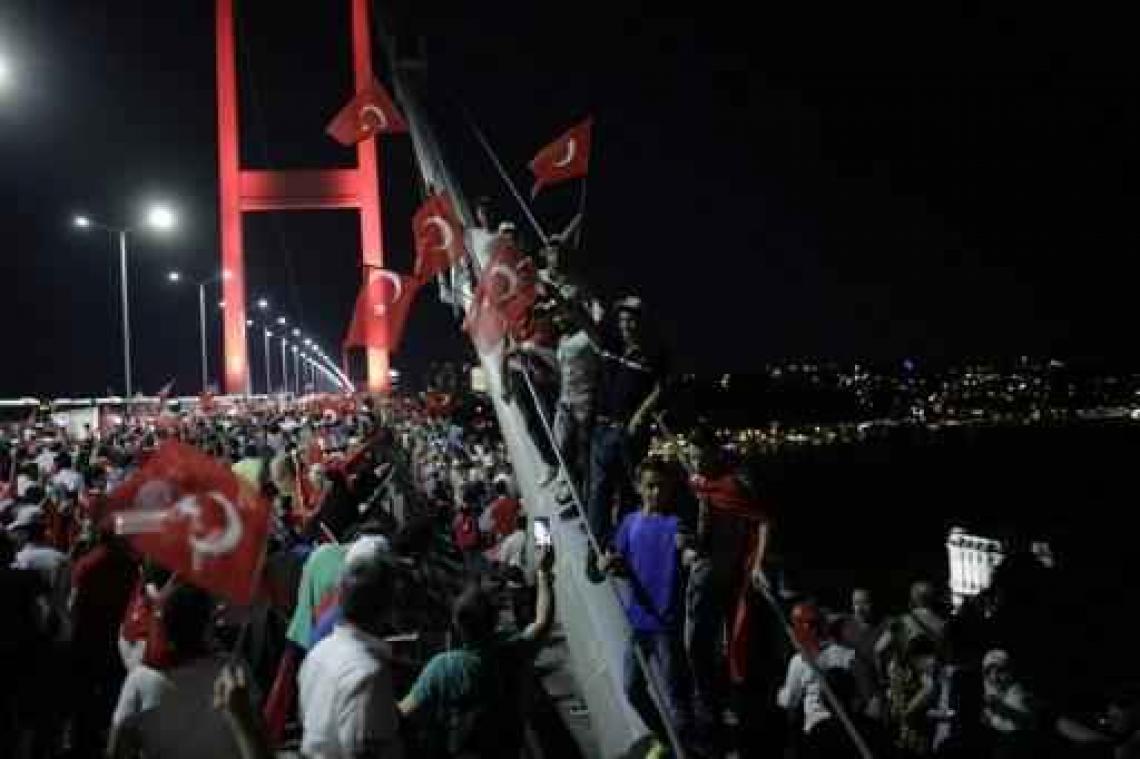 Couppoging Turkije - Mars tegen staatsgreep op Bosporusbrug in Istanboel