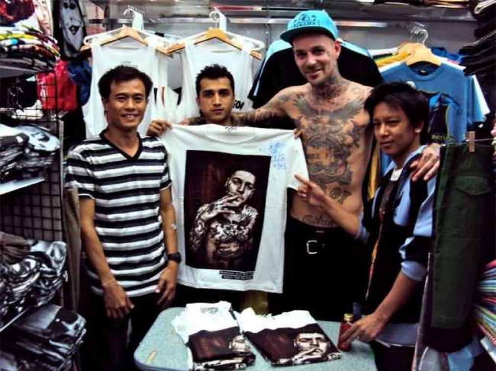 Verbaasde Vlaming belandt op T-shirts in Bangkok