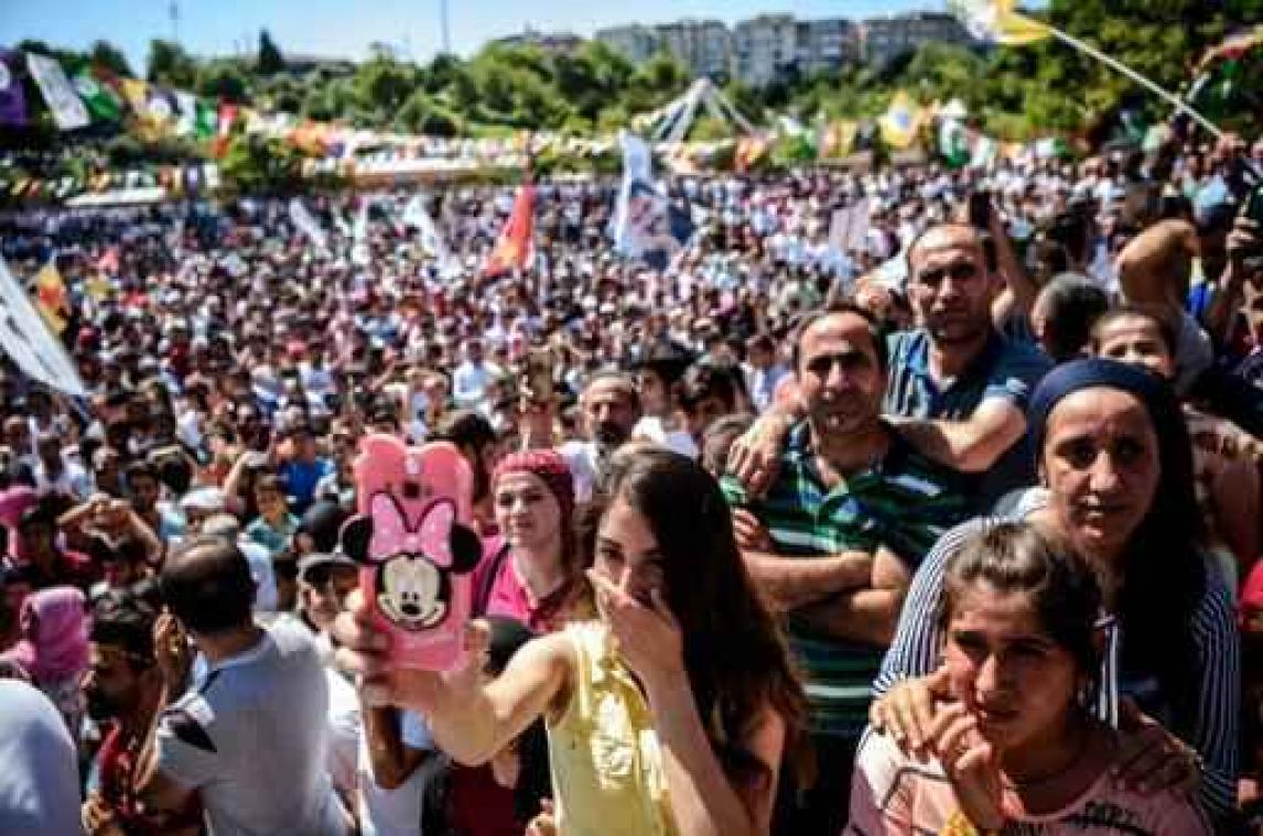 Couppoging Turkije - Decreet van president Erdogan: meer dan 2.000 scholen, ngo's en goede doelen gesloten