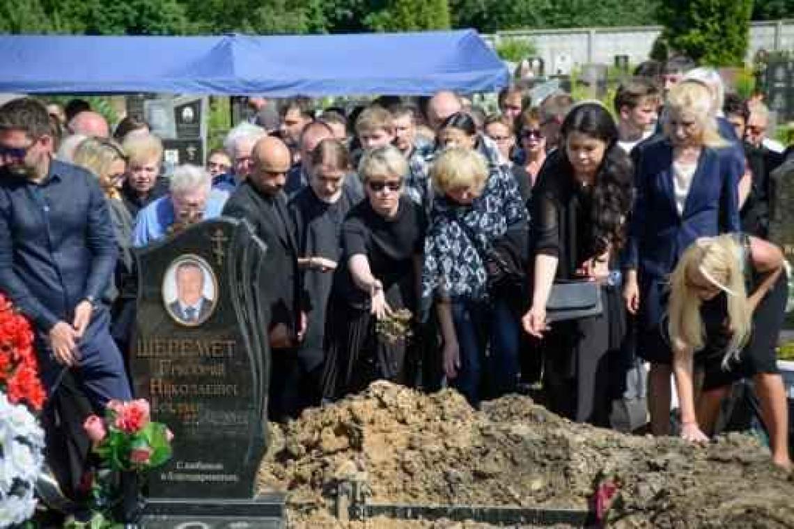 Duizenden mensen op begrafenis van journalist die werd gedood bij bomaanslag in Kiev